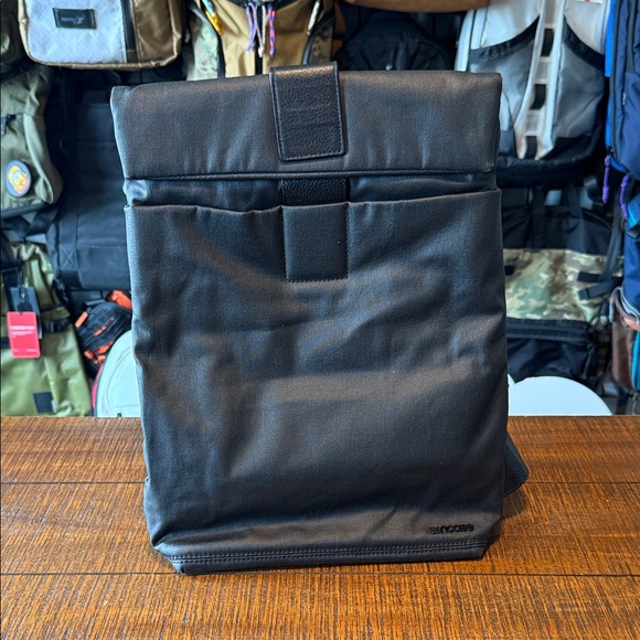 Rare! Incase Black pathway field bag tablet sling with purple interior
